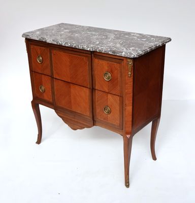 une commode à dessus de marbre sur fond blanc