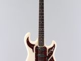 une guitare électrique blanche suspendue à une corde sur un fond gris
