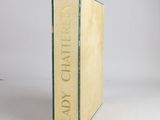 un vieux livre à la couverture jaune posé sur une surface blanche