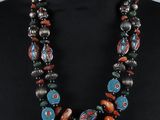 une femme portant un collier composé de perles multicolores, sur un mannequin