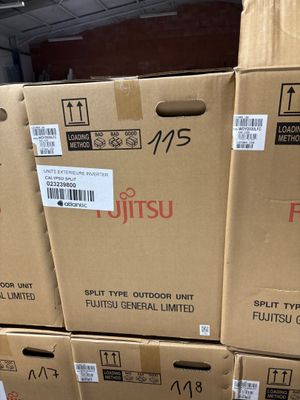 plusieurs cartons sont empilés les uns sur les autres dans un entrepôt