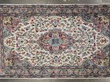 un gros plan d'un tapis à franges posé sur un parquet