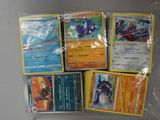 beaucoup de cartes Pokémon dans un sac posé sur la table