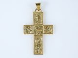 une image représentant une croix en or sur laquelle figure un groupe de personnes