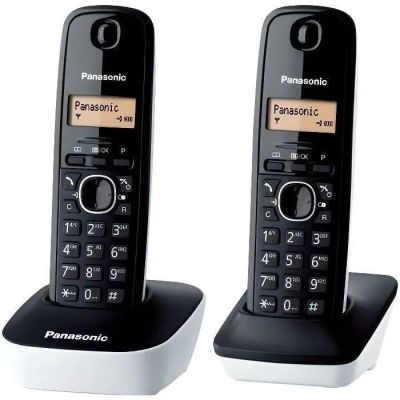 une paire de téléphones à fil noir et blanc avec deux combinés