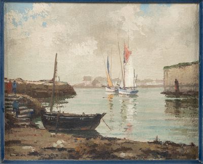 un tableau représentant des bateaux sur l'eau, avec le ciel en arrière-plan