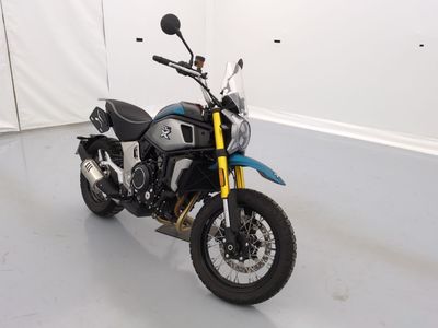 une moto garée dans une pièce