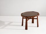 une image d'une petite table en bois avec un plateau en verre