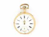 une montre de poche en or avec des chiffres romains sur le cadran
