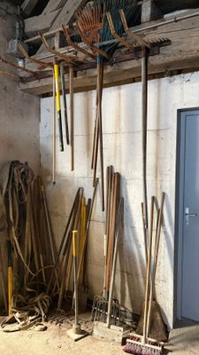 une pièce avec un tas de balais et une porte