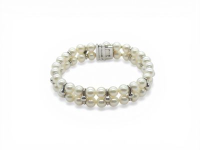 gros plan d'un bracelet avec des perles sur fond blanc