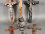 trois croix et une statue de Jésus sur la croix