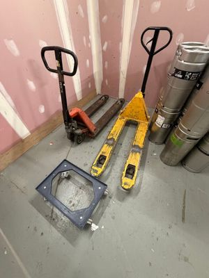 les outils qui traînent par terre dans la pièce