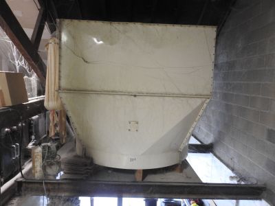 Silo à farine avec vis sans fin (charge à l'acquéreur du dém…