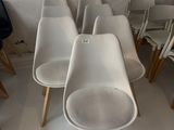 un grand nombre de chaises dans une pièce