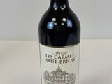une bouteille de vin posée sur une table