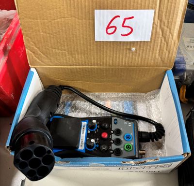 une boîte contenant une télécommande