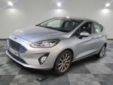 une Ford Fiesta argentée garée sur un sol à damier dans un showroom