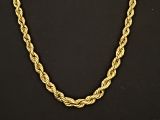 un collier de corde en or sur un mannequin mannequin mannequin mannequin mannequin mannequin mannequin mannequin mannequin mannequin