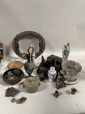 une table blanche sur laquelle se trouvent de nombreux objets