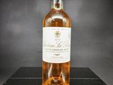 une bouteille de vin posée sur une table noire