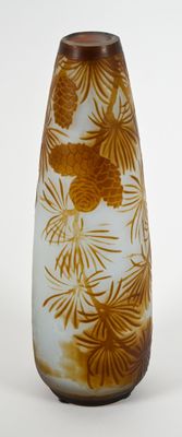 GALLE - Vase à panse ovoïde en verre multicouche, décor déga…