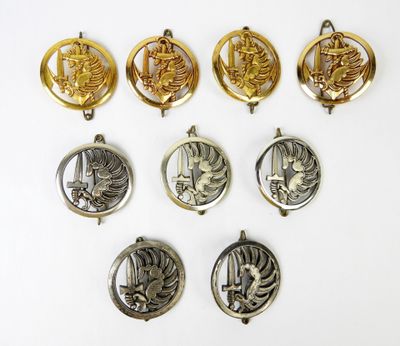 un lot de six pendentifs en or et en argent représentant un bateau