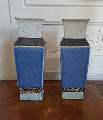 deux vases posés sur une table en bois