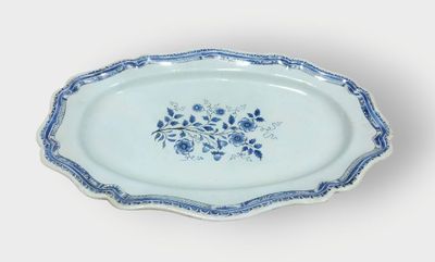 Grand plat ovale à bord chantourné en faïence à décor en cam…