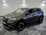 Une Vauxant grise est garée dans une pièce au sol carrelé