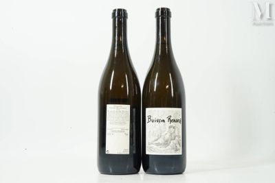 deux bouteilles de vin posées l'une à côté de l'autre sur une table
