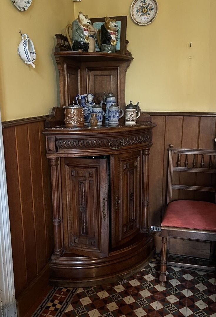 ENCOIGNURE en bois sculpté et mouluré ouvrant deux vantaux e…