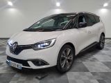 la voiture blanche est garée sur un sol en damier dans le garage