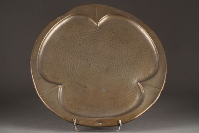 an image of a brown plate sitting on top of a metal stand