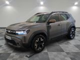 Le SUV gris est garé dans une pièce au sol carrelé.