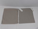 les deux morceaux de tissu sont pliés sur une surface blanche