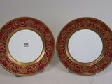 deux assiettes rouges et dorées, ornées de motifs dorés sur fond blanc
