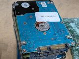 un disque dur bleu posé sur une table