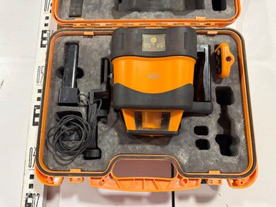une mallette orange contenant des outils, posée sur une table