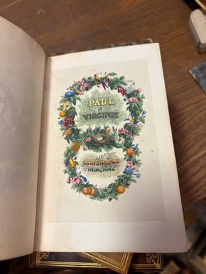 un livre ouvert avec l'image d'un oiseau dessus
