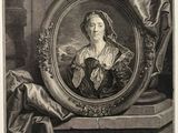 portrait d'une femme en robe noire devant un miroir