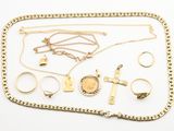 beaucoup de bijoux en or sur une surface blanche