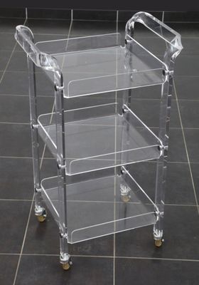 Chariot de service à trois étages en acrylique transparent posé sur un sol carrelé