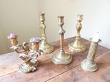 quatre bougies posées sur une table en bois