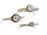 trois bagues en diamant et une bague en diamant sur fond blanc