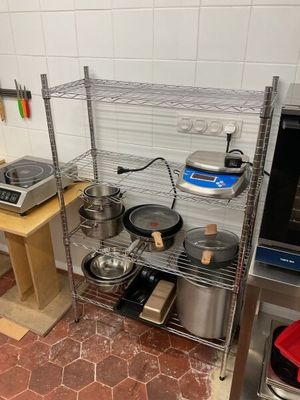 4 étagères métalliques 3 tables en mélaminé blanc 2 tables c…