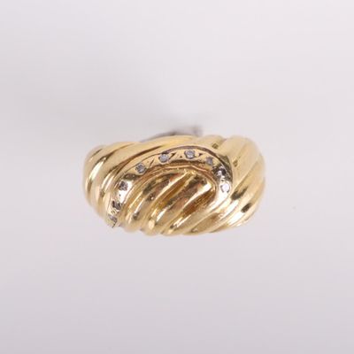 gros plan d'une bague en or avec des diamants sur fond blanc