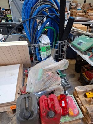 tout un tas d'objets et d'outils éparpillés par terre