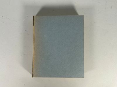 une petite boîte posée sur une table