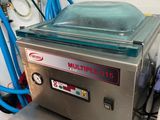 une machine posée sur une table dans une pièce